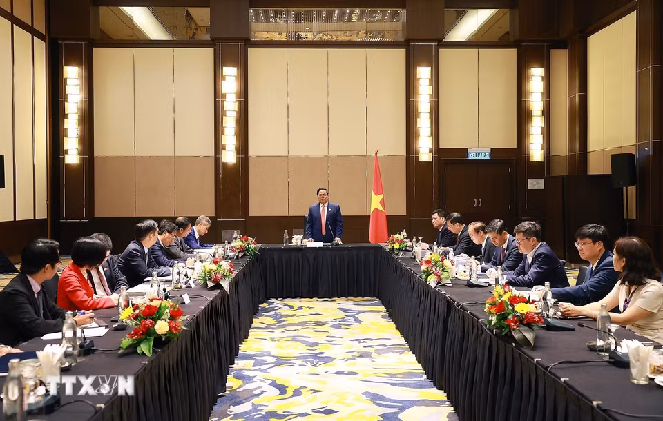 Thủ tướng Phạm Minh Chính làm việc với Đại sứ Việt Nam tại một số nước trong khu vực Đông Nam Á. (Ảnh: Dương Giang/TTXVN)