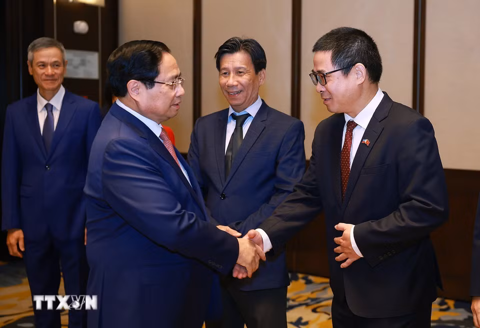 Thủ tướng Phạm Minh Chính với Đại sứ Việt Nam tại một số nước trong khu vực Đông Nam Á. (Ảnh: Dương Giang/TTXVN)