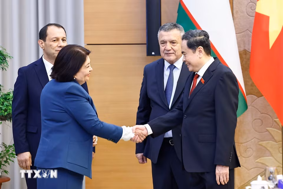 Chủ tịch Quốc hội Trần Thanh Mẫn và Chủ tịch Hạ viện Uzbekistan Nuriddin Ismoilov với đại biểu Uzbekistan. (Ảnh: Doãn Tấn/TTXVN)
