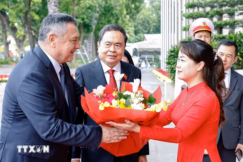 Chủ tịch Quốc hội Trần Thanh Mẫn đón Chủ tịch Hạ viện Uzbekistan Nuriddin Ismoilov. (Ảnh: Doãn Tấn/TTXVN)