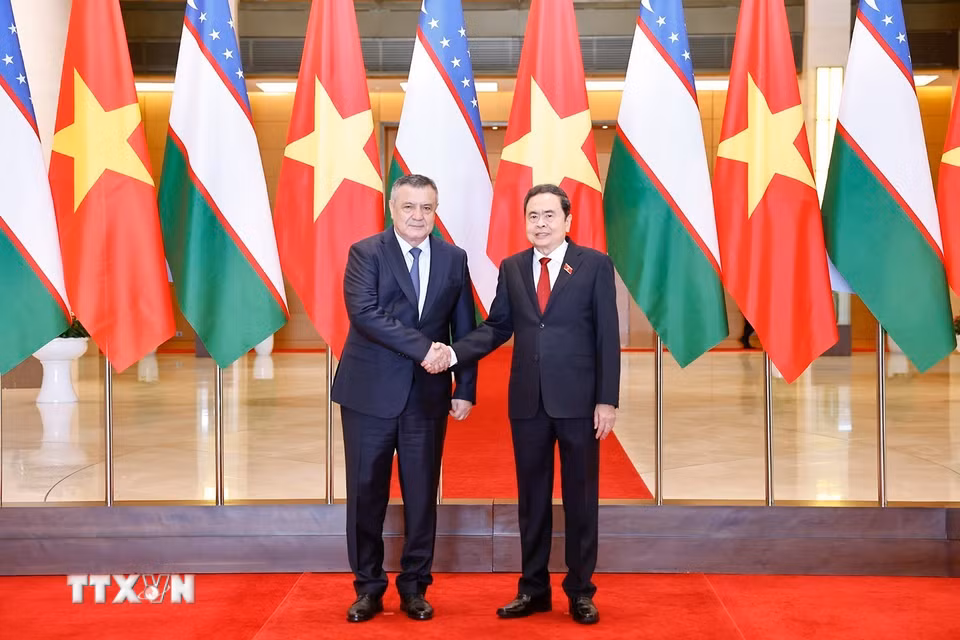 Chủ tịch Quốc hội Trần Thanh Mẫn đón Chủ tịch Hạ viện Uzbekistan Nuriddin Ismoilov. (Ảnh: Doãn Tấn/TTXVN)