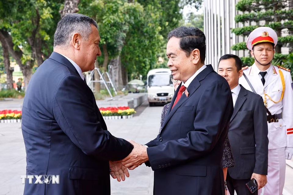 Chủ tịch Quốc hội Trần Thanh Mẫn đón Chủ tịch Hạ viện Uzbekistan Nuriddin Ismoilov. (Ảnh: Doãn Tấn/TTXVN)