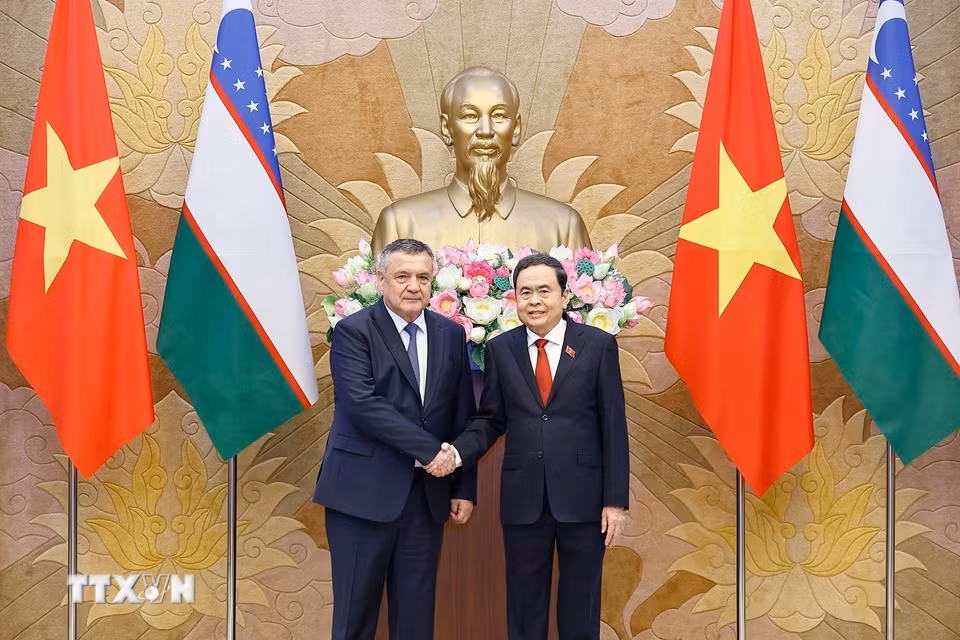 Chủ tịch Quốc hội Trần Thanh Mẫn đón Chủ tịch Hạ viện Uzbekistan Nuriddin Ismoilov. (Ảnh: Doãn Tấn/TTXVN)