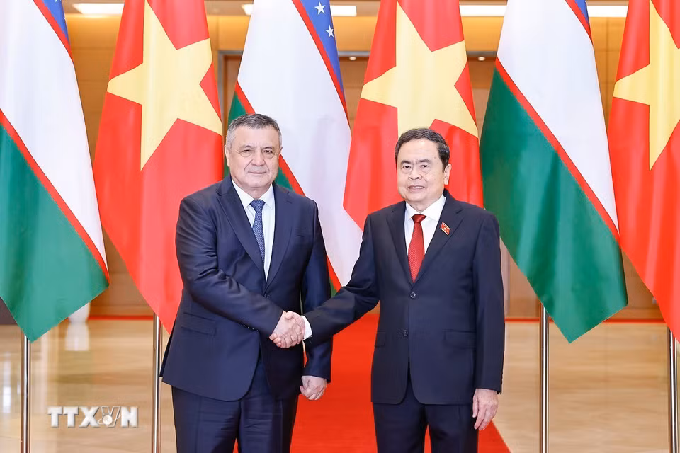 Chủ tịch Quốc hội Trần Thanh Mẫn đón Chủ tịch Hạ viện Uzbekistan Nuriddin Ismoilov. (Ảnh: Doãn Tấn/TTXVN)