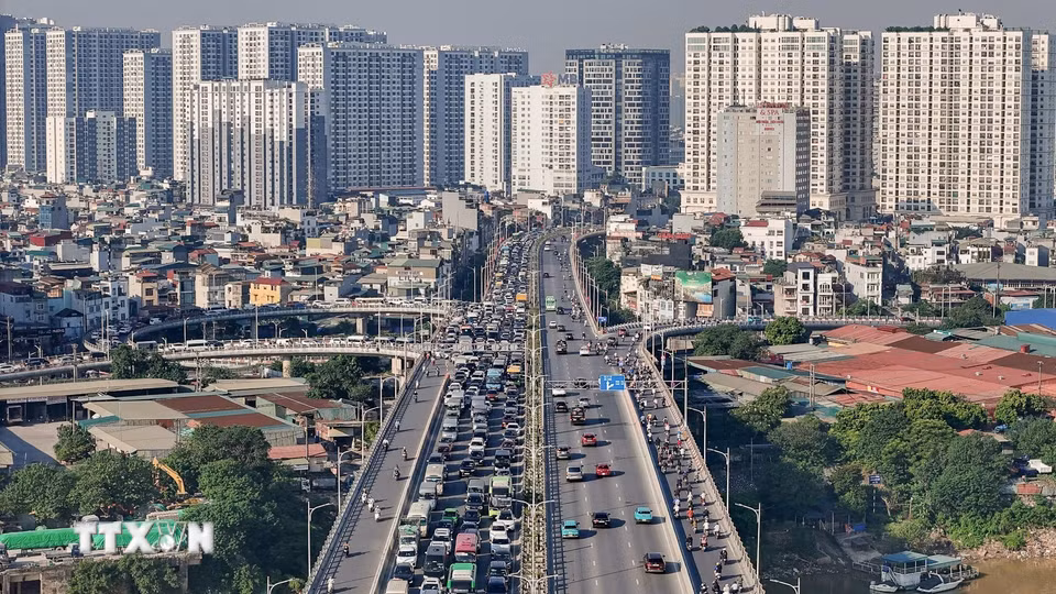 Dòng xe kéo dài trên đường Minh Khai hướng lên cầu Vĩnh Tuy. (Ảnh: Trung Nguyên/TTXVN)