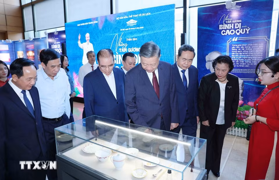 Tổng Bí thư, Chủ tịch nước Tô Lâm cùng các đồng chí lãnh đạo, nguyên lãnh đạo Đảng, Nhà nước tham quan trưng bày "Những tấm gương bình dị mà cao quý." (Ảnh: Phương Hoa/TTXVN)