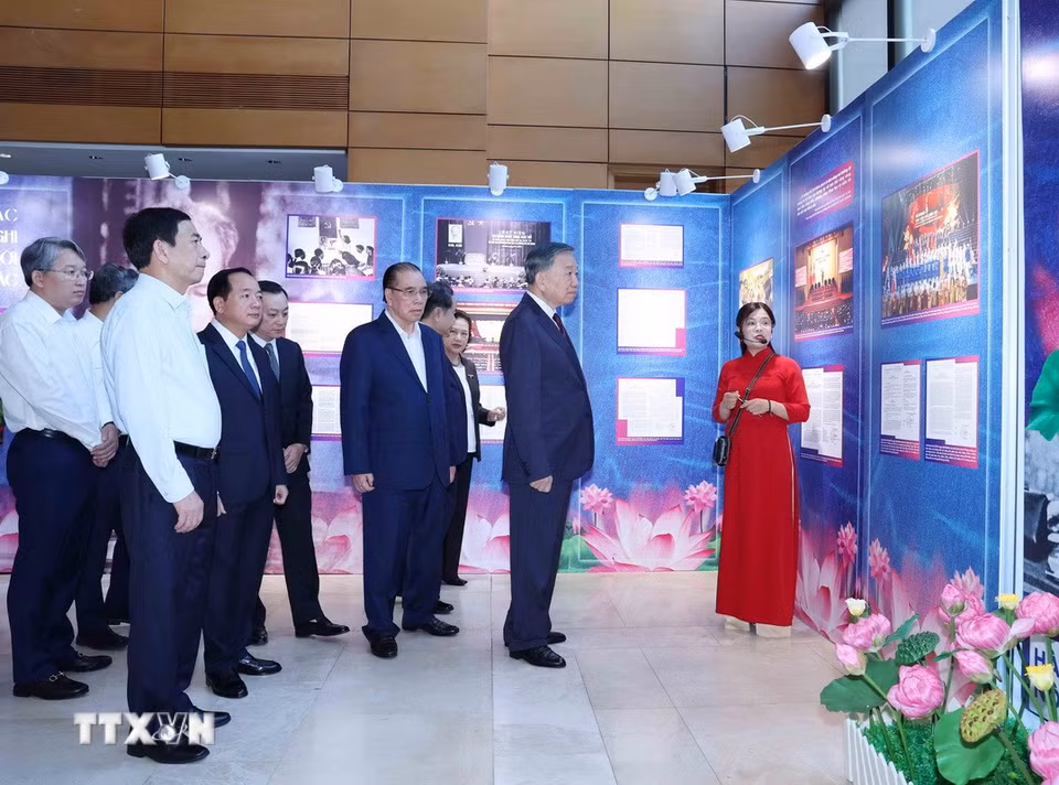 Tổng Bí thư, Chủ tịch nước Tô Lâm cùng các đồng chí lãnh đạo, nguyên lãnh đạo Đảng, Nhà nước tham quan trưng bày "Những tấm gương bình dị mà cao quý." (Ảnh: Phương Hoa/TTXVN)