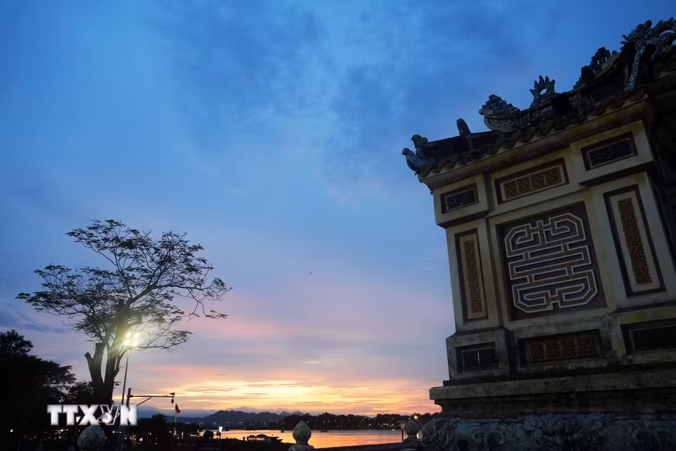 Khung cảnh hoàng hôn nhìn từ Bia Quốc học bên bờ Nam sông Hương, thành phố Huế. (Ảnh: Nguyên Lý/TTXVN)