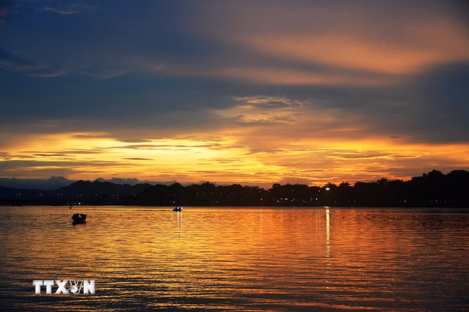 Bức tranh hoàng hôn êm đềm, huyền ảo trên sông Hương, thành phố Huế. (Ảnh: Nguyên Lý/TTXVN)