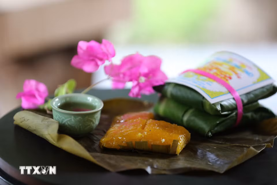 Những cặp bánh buộc lạt giang xinh xắn nằm gọn trong lá xanh, như những lời chúc bình an được gói ghém cẩn thận. (Ảnh: Đỗ Huyền/TTXVN)