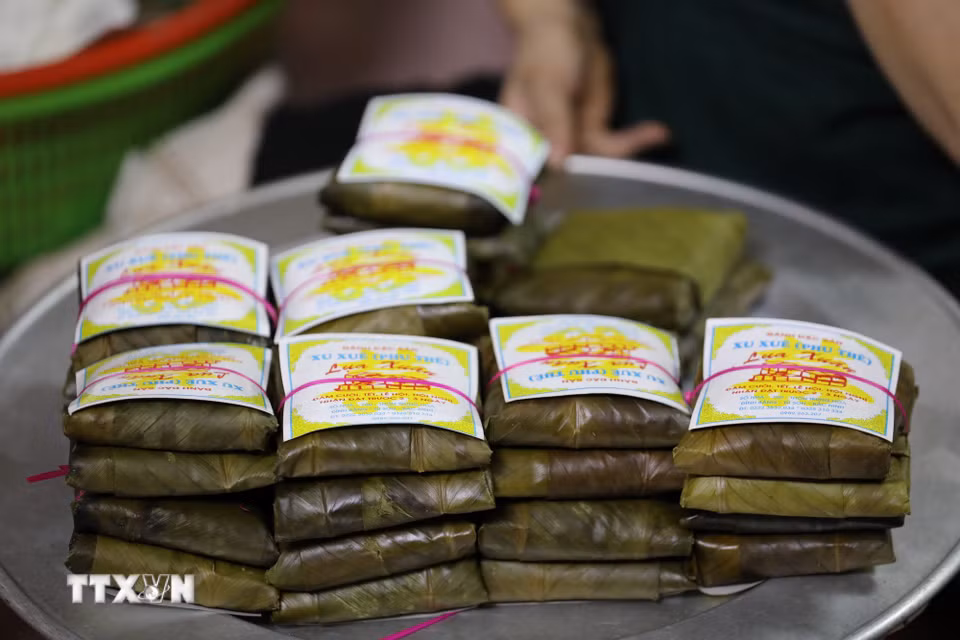 Những cặp bánh buộc lạt giang xinh xắn nằm gọn trong lá xanh, như những lời chúc bình an được gói ghém cẩn thận. (Ảnh: Đỗ Huyền/TTXVN)