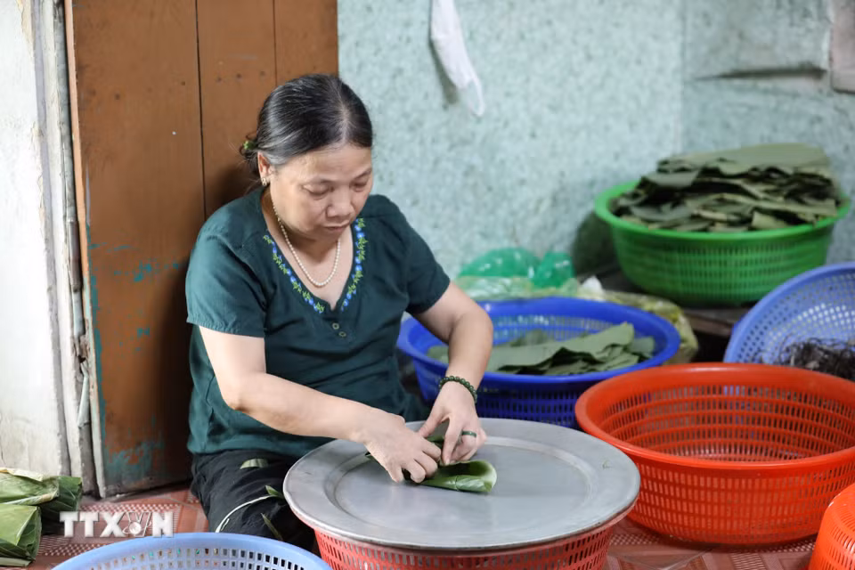 Bánh được gói theo nguyên tắc trong lá chuối, ngoài lá dong. (Ảnh: Đỗ Huyền/TTXVN)