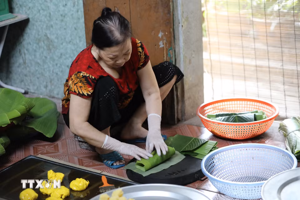 Bánh được gói theo nguyên tắc trong lá chuối, ngoài lá dong. (Ảnh: Đỗ Huyền/TTXVN)