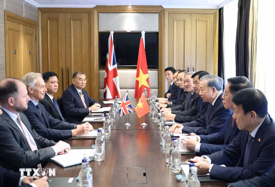 Tổng Bí thư Tô Lâm gặp nguyên Thủ tướng Anh Tony Blair. (Ảnh: Thống Nhất/TTXVN)