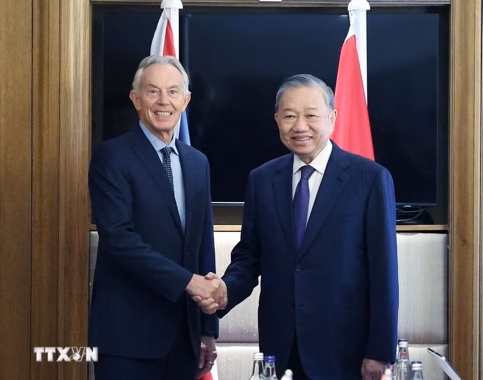 Tiếp tục chương trình thăm chính thức Liên hiệp Vương quốc Anh và Bắc Ireland, sáng 30/10/2025, giờ địa phương (chiều cùng ngày, giờ Hà Nội), tại thủ đô London, Tổng Bí thư Tô Lâm gặp nguyên Thủ tướng Anh Tony Blair. (Ảnh: Thống Nhất/TTXVN)