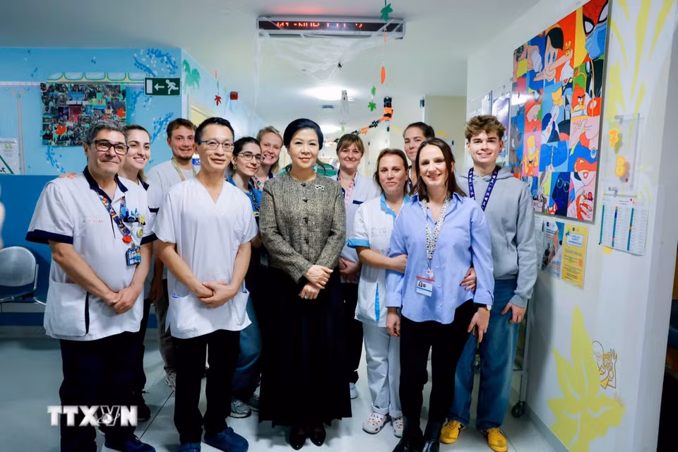 Bà Ngô Phương Ly, Phu nhân Tổng Bí thư, Chủ tịch nước với cán bộ, nhân viên Bệnh viện Nhi Đại học Hoàng hậu Fabiola (HUDERF). (Ảnh: TTXVN phát)