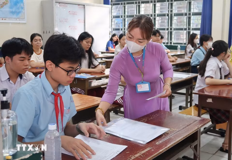 Thí sinh trước giờ thi tại điểm thi Trường Trung học Phổ thông Nguyễn Hữu Huân. (Ảnh: Thu Hoài/TTXVN)