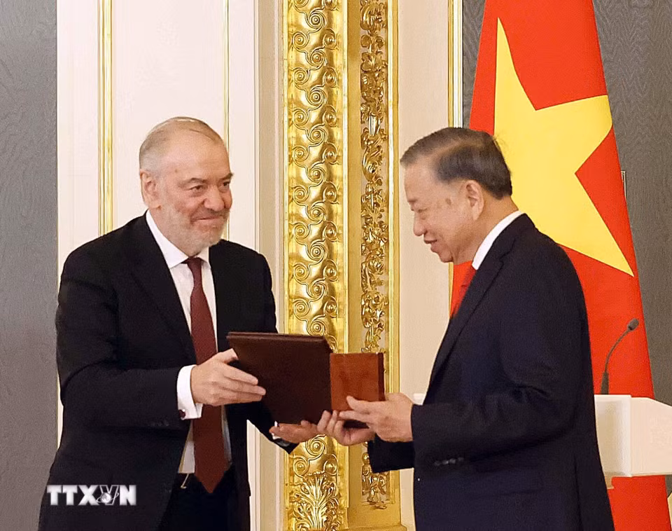 Nghệ sỹ Nhân dân Liên bang Nga Valery Gergiev, Chủ tịch Hội đồng Giám khảo Giải thưởng Hòa bình Lev Tolstoy trao Giải thưởng Hòa bình Lev Tolstoy năm 2026 cho Tổng Bí thư, Chủ tịch nước Tô Lâm. (Ảnh: Thống Nhất/TTXVN)
