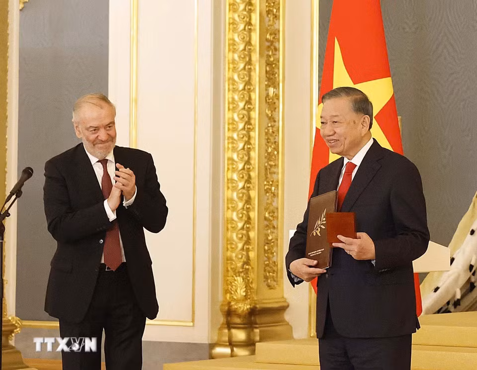 Nghệ sỹ Nhân dân Liên bang Nga Valery Gergiev, Chủ tịch Hội đồng Giám khảo Giải thưởng Hòa bình Lev Tolstoy trao Giải thưởng Hòa bình Lev Tolstoy năm 2026 cho Tổng Bí thư, Chủ tịch nước Tô Lâm. (Ảnh: Thống Nhất/TTXVN)