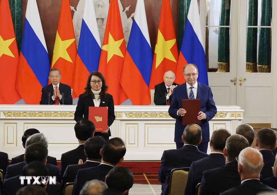 Tổng Bí thư, Chủ tịch nước Tô Lâm và Tổng thống Nga Vladimir Putin chứng kiến Lễ trao văn kiện hợp tác giữa hai nước. (Ảnh: Thống Nhất/TTXVN)