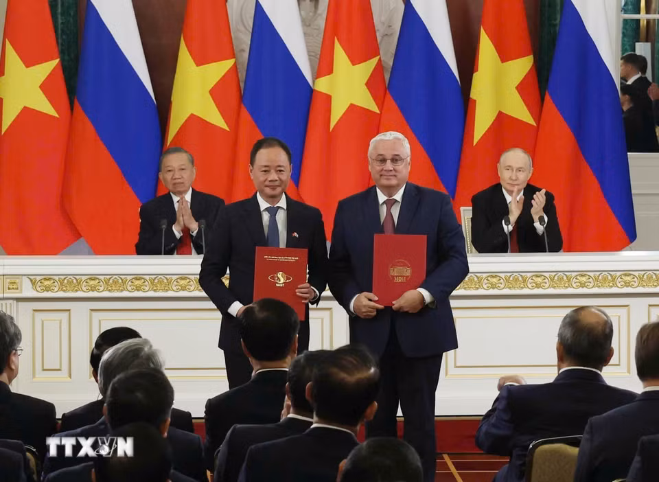 Tổng Bí thư, Chủ tịch nước Tô Lâm và Tổng thống Nga Vladimir Putin chứng kiến Lễ trao văn kiện hợp tác giữa hai nước. (Ảnh: Thống Nhất/TTXVN)
