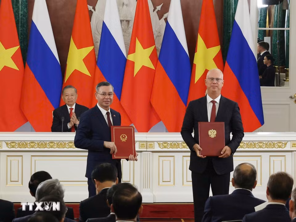 Tổng Bí thư, Chủ tịch nước Tô Lâm và Tổng thống Nga Vladimir Putin chứng kiến Lễ trao văn kiện hợp tác giữa hai nước. (Ảnh: Thống Nhất/TTXVN)