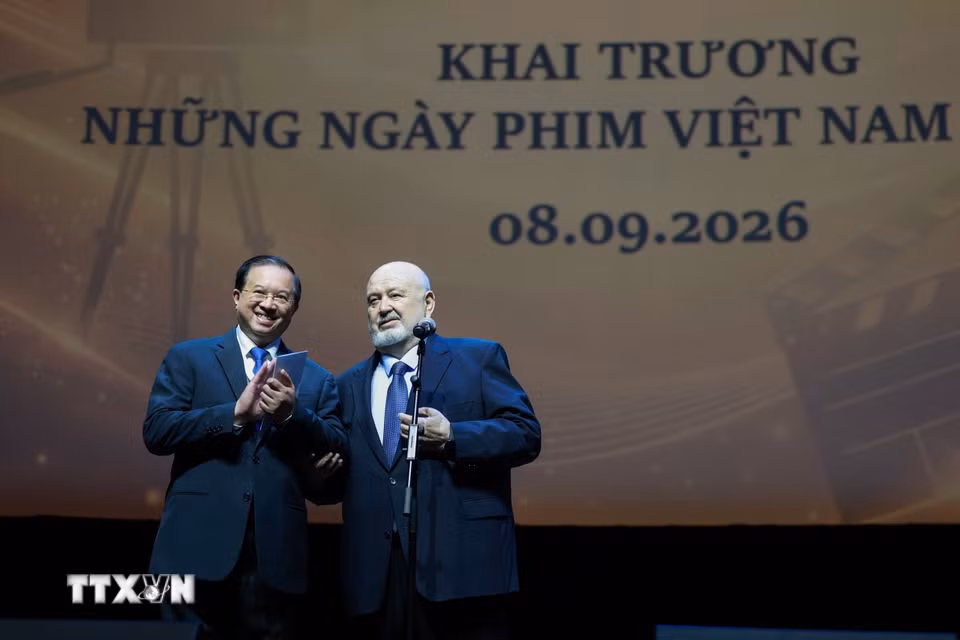 Thứ trưởng Bộ Văn hóa, Thể thao và Du lịch Tạ Quang Đông cùng Hiệu trưởng trường VGIK tại lễ Khai mạc Ngày phim Việt Nam. (Ảnh: Tâm Hằng/TTXVN)