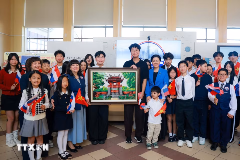 Bà Ngô Phương Ly - Phu nhân Tổng Bí thư, Chủ tịch nước Tô Lâm - thăm Trường phổ thông số 1253. (Ảnh: Tâm Hằng/TTXVN)