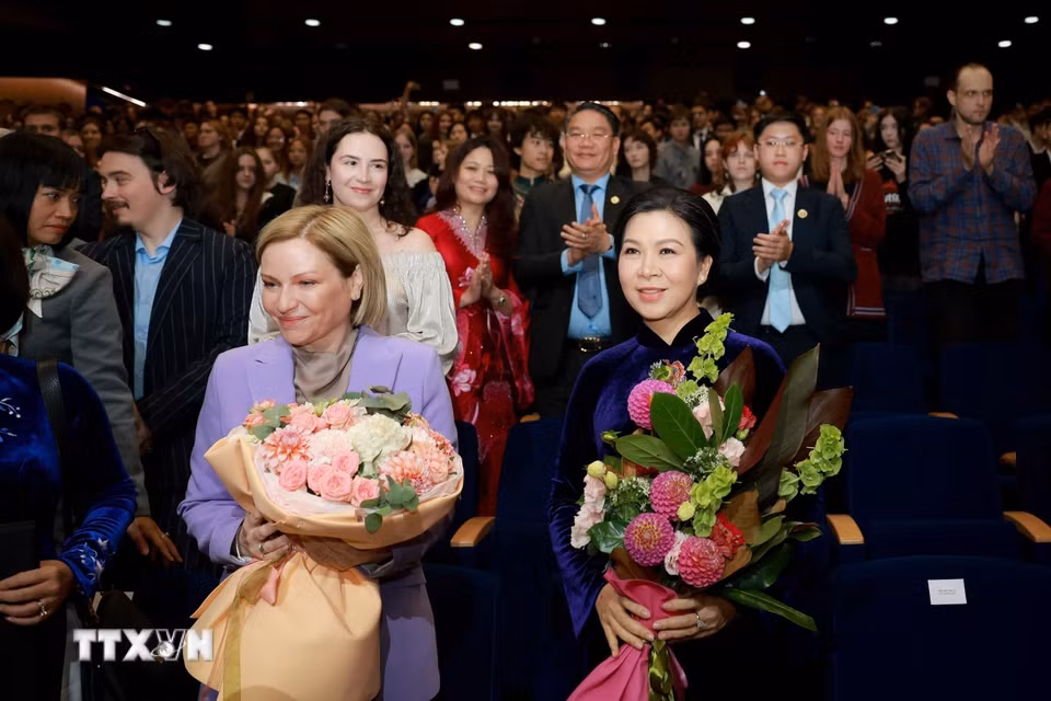 Bà Ngô Phương Ly - Phu nhân Tổng Bí thư, Chủ tịch nước Tô Lâm - và Bộ trưởng Văn hóa Nga Olga Liubimova tại chương trình khai trương “Tuần phim Việt Nam tại VGIK." (Ảnh: Tâm Hằng/TTXVN)