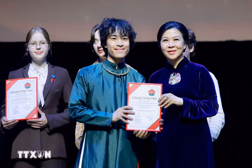 Bà Ngô Phương Ly - Phu nhân Tổng Bí thư, Chủ tịch nước Tô Lâm - trao giải thưởng cho các sinh viên có thành tích xuất sắc. (Ảnh: Tâm Hằng/TTXVN)