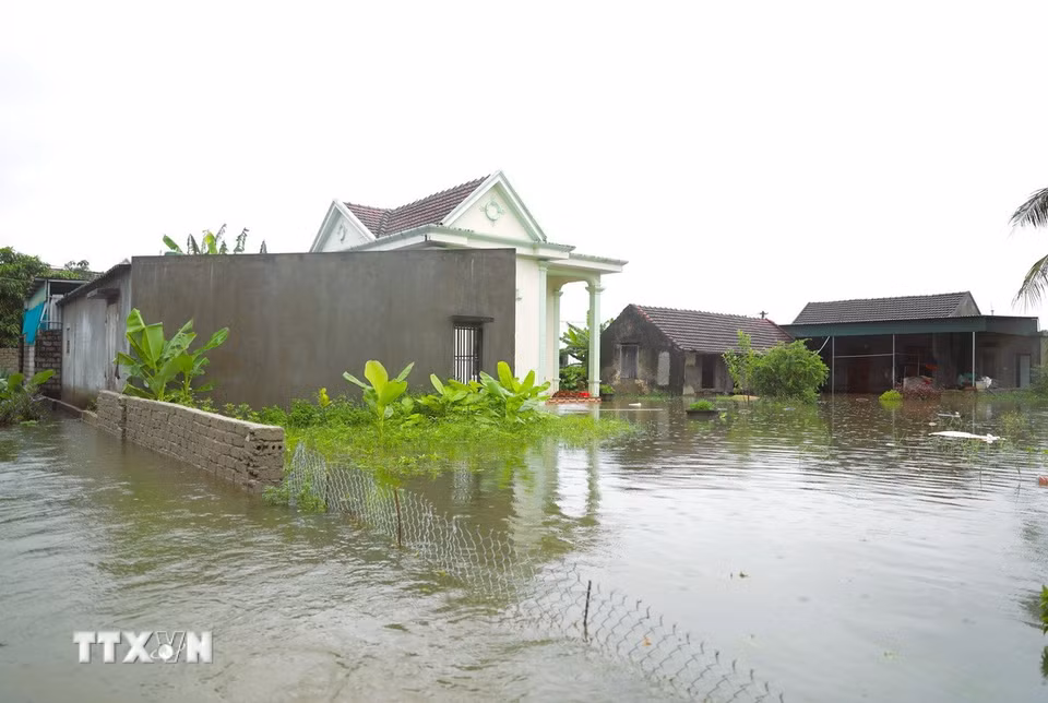 Mực nước sâu gần 1m bủa vây và gây biệt lập một cụm dân cư trên địa bàn xã Quỳnh Lưu (tỉnh Nghệ An) trong chiều 17/9. (Ảnh: Xuân Tiến/TTXVN)
