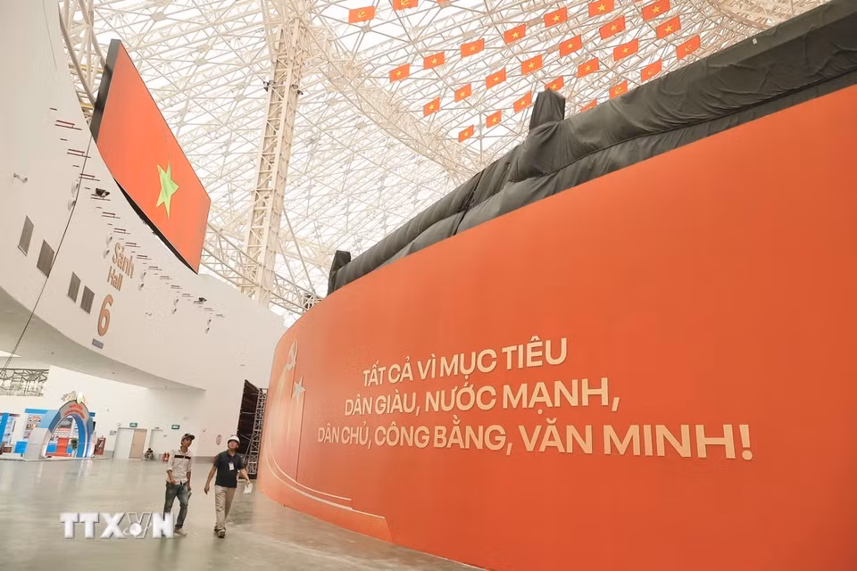 Với không gian rộng, triển lãm gây ấn tượng bằng các logo, biểu tượng có kích thước lớn, hứa hẹn thu hút đông đảo du khách tới tham quan sau khai mạc. (Ảnh: Minh Quyết/TTXVN)