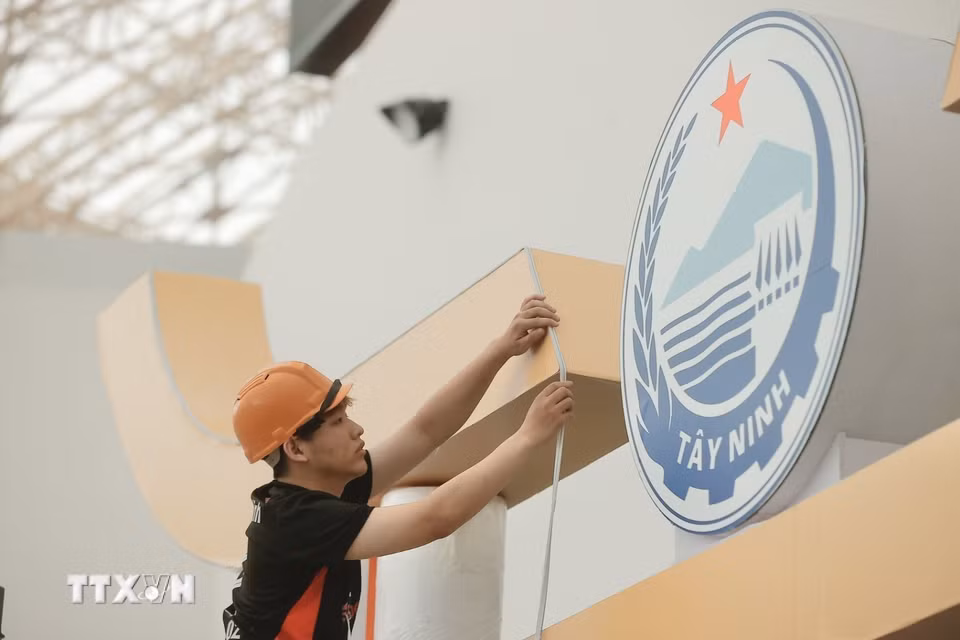 Công nhân hoàn thiện những hạng mục cuối, chuẩn bị cho khai mạc triển lãm vào ngày 28/8. (Ảnh: Minh Quyết/TTXVN)