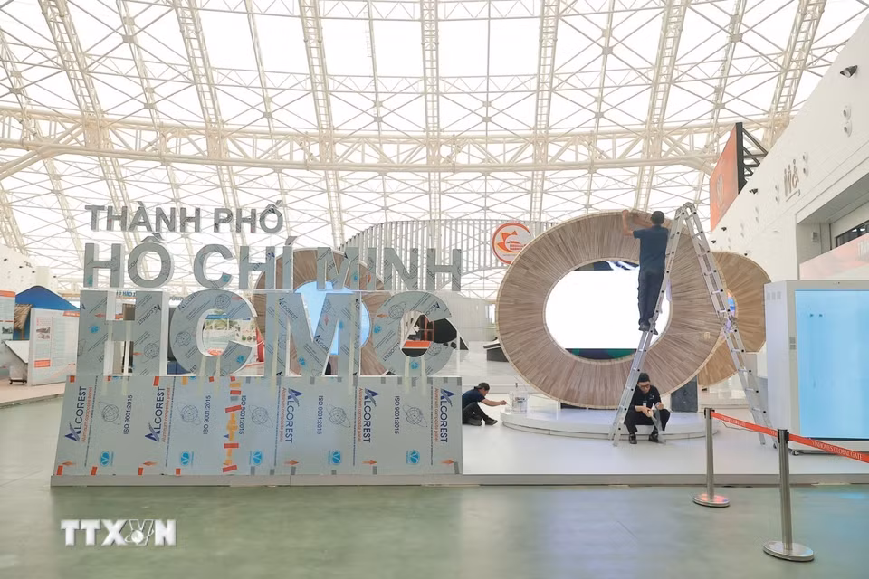 Các gian triển lãm của bộ, ngành, địa phương,.. đang được gấp rút hoàn thiện. (Ảnh: Minh Quyết/TTXVN)