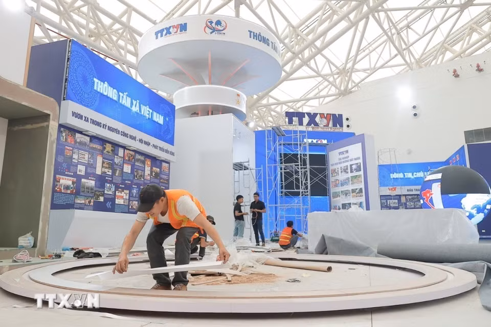 Gian triển lãm của Thông tấn xã Việt Nam đang được thi công khẩn trương. (Ảnh: Minh Quyết/TTXVN)