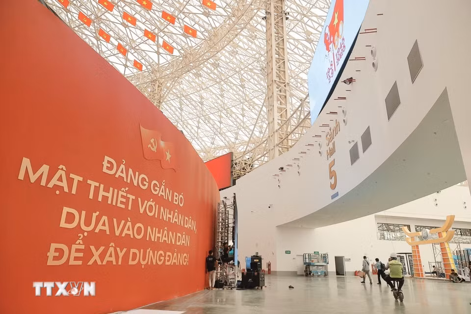 Với không gian rộng, triển lãm gây ấn tượng bằng các logo, biểu tượng có kích thước lớn, hứa hẹn thu hút đông đảo du khách tới tham quan sau khai mạc. (Ảnh: Minh Quyết/TTXVN)