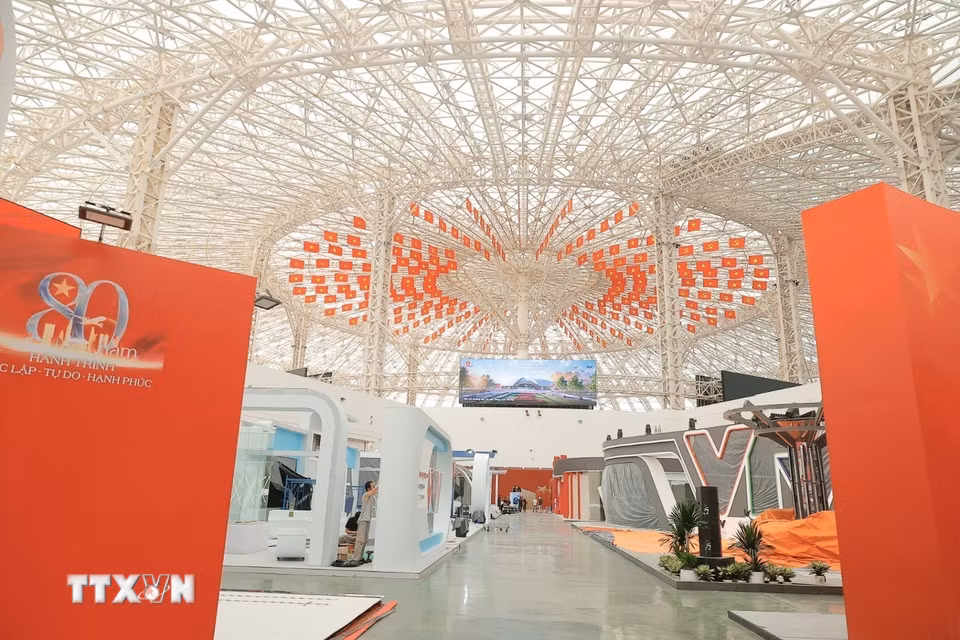Không gian trưng bày của triển lãm gần 260.000 m2 đang dần được lấp đầy những hình ảnh cờ đỏ sao vàng rực rỡ. (Ảnh: Minh Quyết/TTXVN)