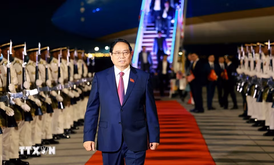 Thủ tướng Phạm Minh Chính đến Kuala Lumpur, bắt đầu chuyến tham dự Hội nghị Cấp cao ASEAN lần thứ 47 và các Hội nghị Cấp cao liên quan. (Ảnh: Dương Giang/TTXVN)