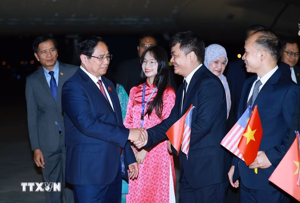 Cán bộ, nhân viên Đại sứ quán Việt Nam tại Malaysia đón Thủ tướng Phạm Minh Chính tham dự Hội nghị Cấp cao ASEAN lần thứ 47 và các Hội nghị Cấp cao liên quan. (Ảnh: Dương Giang/TTXVN)