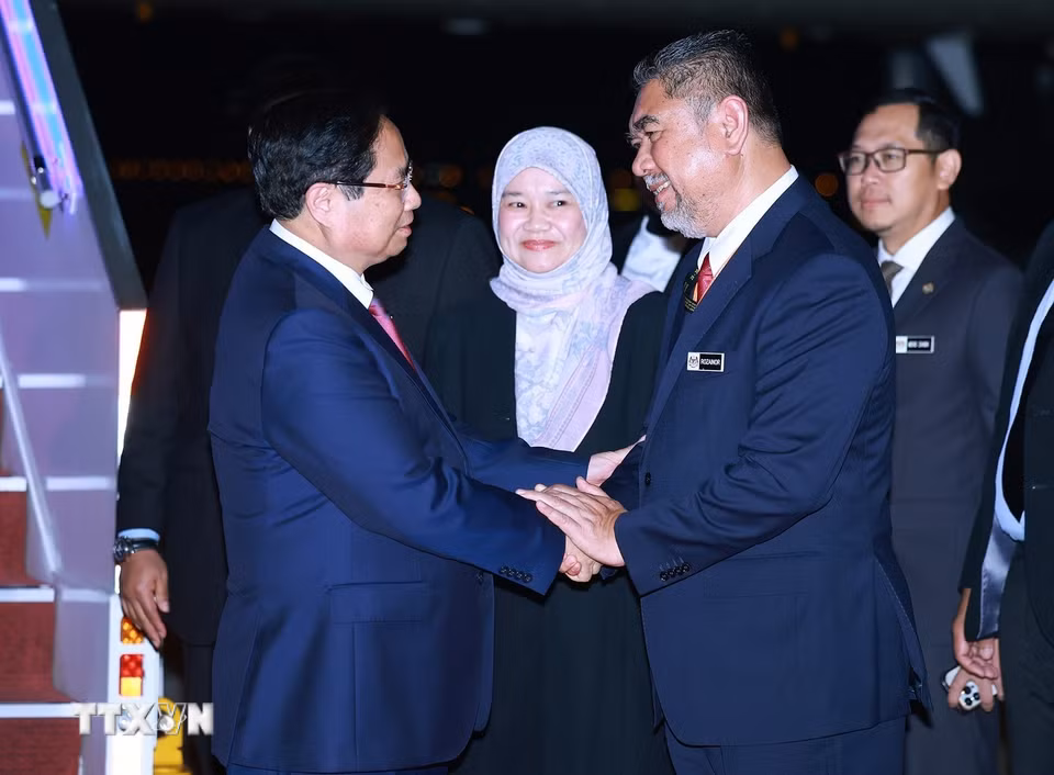 Lễ đón Thủ tướng Phạm Minh Chính tại sân bay quốc tế Kuala Lumpur. (Ảnh: Dương Giang/TTXVN)