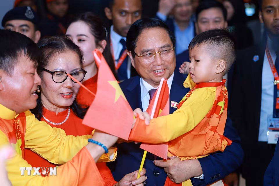 Cán bộ, nhân viên Đại sứ quán Việt Nam tại Malaysia đón Thủ tướng Phạm Minh Chính sang tham dự Hội nghị Cấp cao ASEAN lần thứ 47. (Ảnh: Dương Giang/TTXVN)