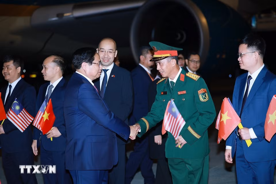 Cán bộ, nhân viên Đại sứ quán Việt Nam tại Malaysia đón Thủ tướng Phạm Minh Chính tham dự Hội nghị Cấp cao ASEAN lần thứ 47 và các Hội nghị Cấp cao liên quan. (Ảnh: Dương Giang/TTXVN)