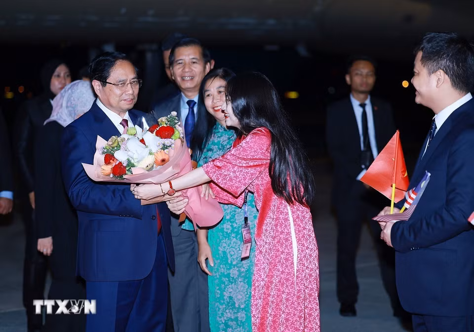 Cán bộ, nhân viên Đại sứ quán Việt Nam tại Malaysia đón Thủ tướng Phạm Minh Chính tham dự Hội nghị Cấp cao ASEAN lần thứ 47 và các Hội nghị Cấp cao liên quan. (Ảnh: Dương Giang/TTXVN)
