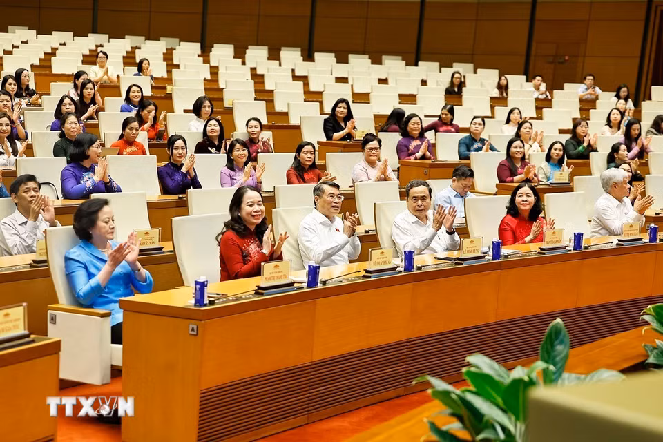 Chủ tịch Quốc hội Trần Thanh Mẫn, Thủ tướng Lê Minh Hưng và đại biểu dự gặp mặt các nữ đại biểu Quốc hội khóa XVI. (Ảnh: Doãn Tấn/TTXVN)