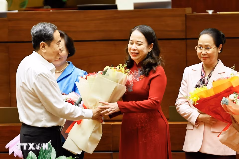 Chủ tịch Quốc hội Trần Thanh Mẫn và Thủ tướng Lê Minh Hưng tặng hoa các nữ đại biểu Quốc hội khóa XVI nhân Ngày phụ nữ Việt Nam 20/10. (Ảnh: Doãn Tấn/TTXVN)