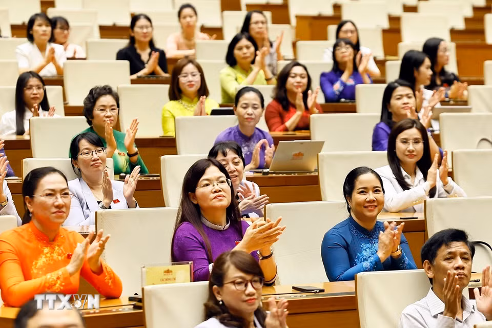 Các nữ đại biểu Quốc hội khóa XVI dự gặp mặt. (Ảnh: Doãn Tấn/TTXVN)
