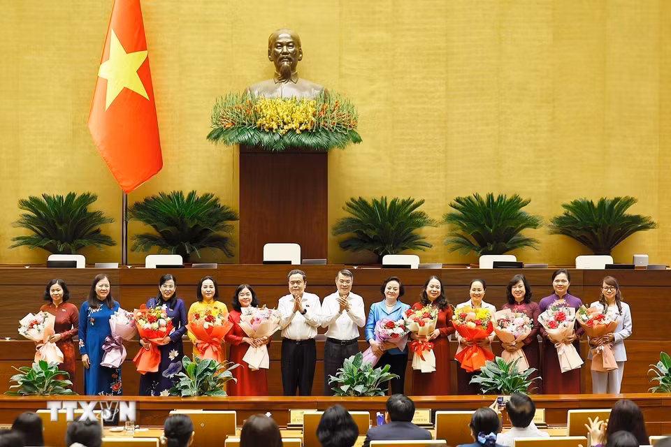 Chủ tịch Quốc hội Trần Thanh Mẫn và Thủ tướng Lê Minh Hưng tặng hoa các nữ đại biểu Quốc hội khóa XVI nhân Ngày phụ nữ Việt Nam 20/10. (Ảnh: Doãn Tấn/TTXVN)