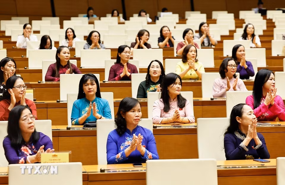 Các nữ đại biểu Quốc hội khóa XVI dự gặp mặt. (Ảnh: Doãn Tấn/TTXVN)