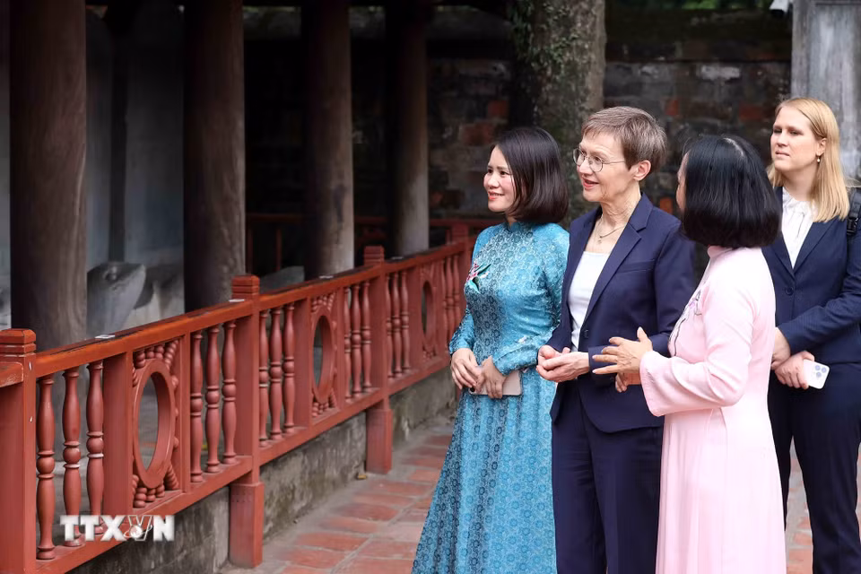 Thủ tướng Liechtenstein Brigitte Haas nghe giới thiệu về 82 tấm bia Tiến sỹ trong Văn Miếu-Quốc Tử Giám. (Ảnh: An Đăng/TTXVN)