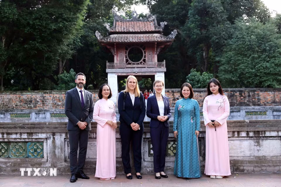Thủ tướng Liechtenstein Brigitte Haas với các đại biểu chụp ảnh lưu niệm trong khuôn viên Văn Miếu-Quốc Tử Giám. (Ảnh: An Đăng/TTXVN)